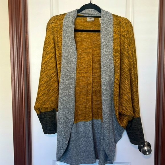 Daytrip Sweaters - Daytrip size Large Black, gold, grey cardigan. Dolman sleeve, cocoon sty…